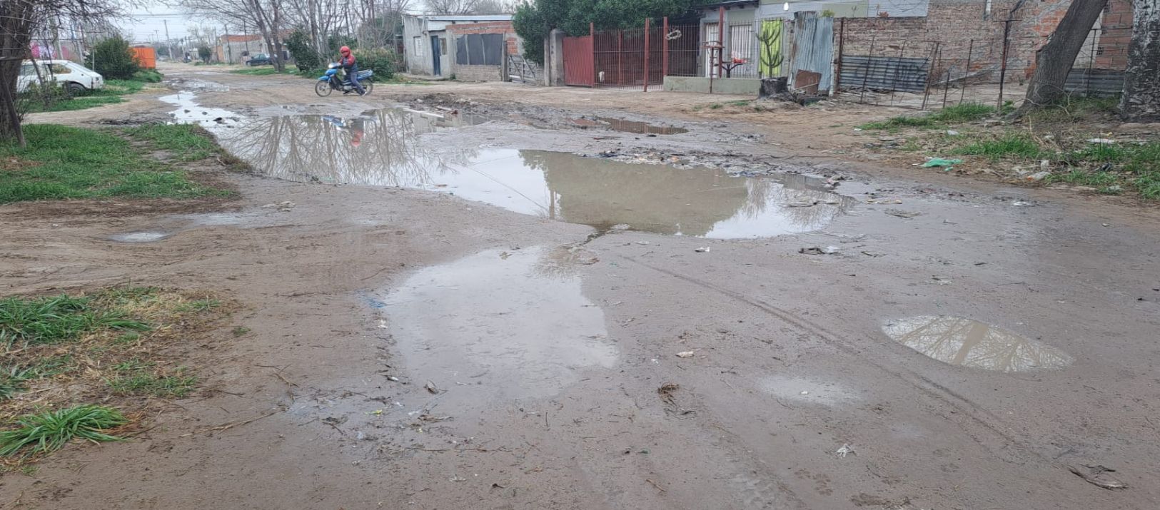 Imagen de la noticia: Pérdida de agua en el Barrio Thompson: "Los autos pasan por la vereda"